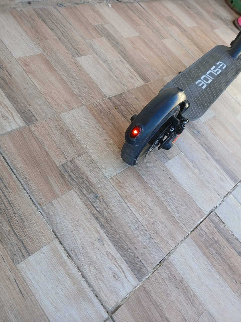 سكوتر كهربائي للبيع
سكوتر من شركة E-slide
السرعة الأولى e 20
السرعة الثانية d 25
السرعة الثالث s 30
بطارية بعده جديدة
كلشي شغال
السكوتر بي مثبت سرعه
اي عطل يصير رح يطلع بالشاشة العطل
الهم صلي وسلم على نبينا محمد 
رقم الهاتف [***********]
مستعمل قليل
السعر 150 قفل
