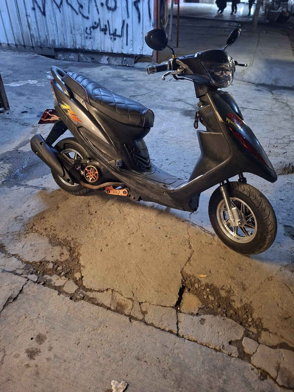 السلام عليكم اخوان دراجه ماكس عدله للبيع تايرت جدد دبلات جدد هنا ويلكب ماصار يومين مشدودات دواسات اصلي بيها ويده بريك اصلي  بيها شيال ورقم  وقبق مروحه هم باتري جديد كربايات كلها شغاله كشن تفصال بقلاوه جديد  الي يحب يشتري الف هلا بي العنوان بغداد  رقم الموبيل ***********0
