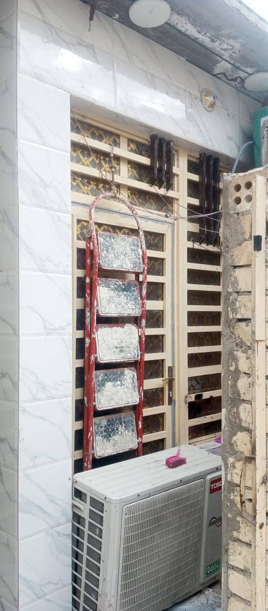 بيت للبيع العنون الشعله الدوانم شارع الخباطه قرب مدرسه المشكور البيت مساحته 50م الواجهه 5ونزال 10 خدمات متوفره ماء كهرباء وتبليط البيت جاهز  للستفسار اتصال على الرقم ***********
