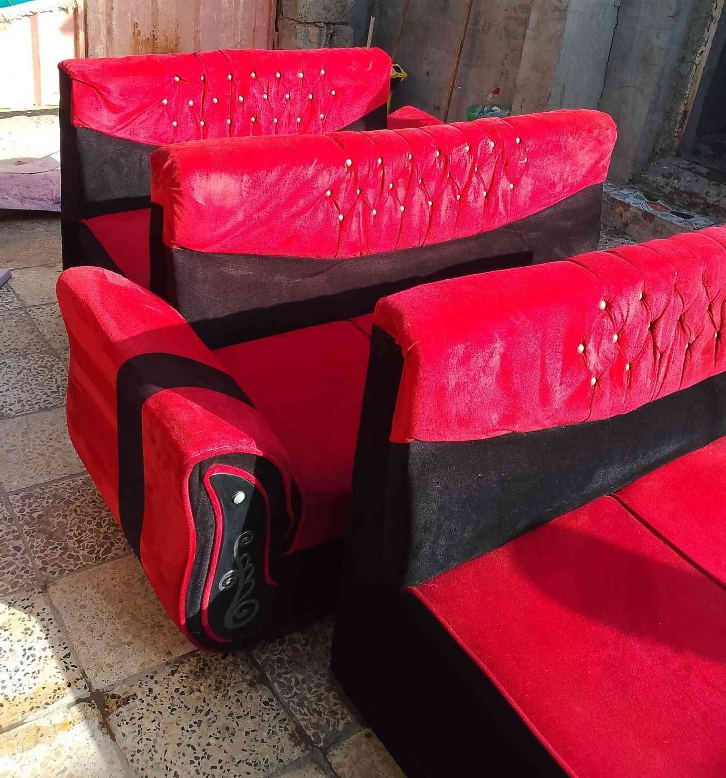 للبيع تخم 8قطع لون احمر واسواد نضيف سعر 100الف وبي مجال الاستفسار ***********
