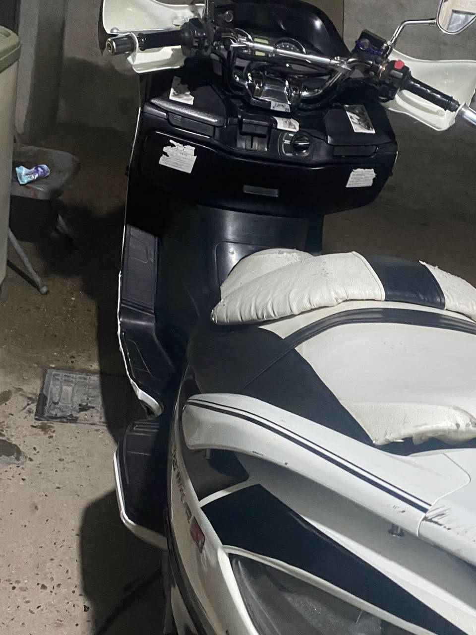 السلام عليكم دراجه للبيع سوزوكي مكفوله كفاله عامه ودايمها قبل أسبوع ادامه عامه مابيها اي نقص دراجه نضيفه بمعنا الكلمه تشتغل بصمه مكينه نوزل جويتر لايت زنون اوراقها كامله بس ترقم متكلف٥٠ الف مكاني بالخالديه او مراوس حسب القناعه سعرها ١٦٥٠ وبيها مجال /***********
