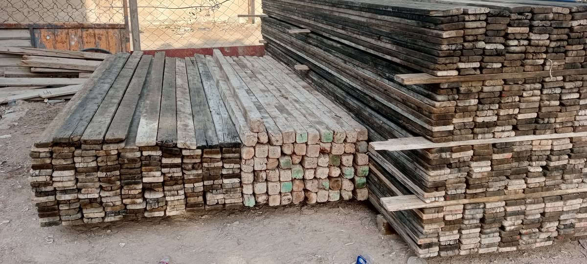 خشب للبيع لوح 4متر ولوح 3 متر وسير 3 متر مكان حله الاتصال ***********
