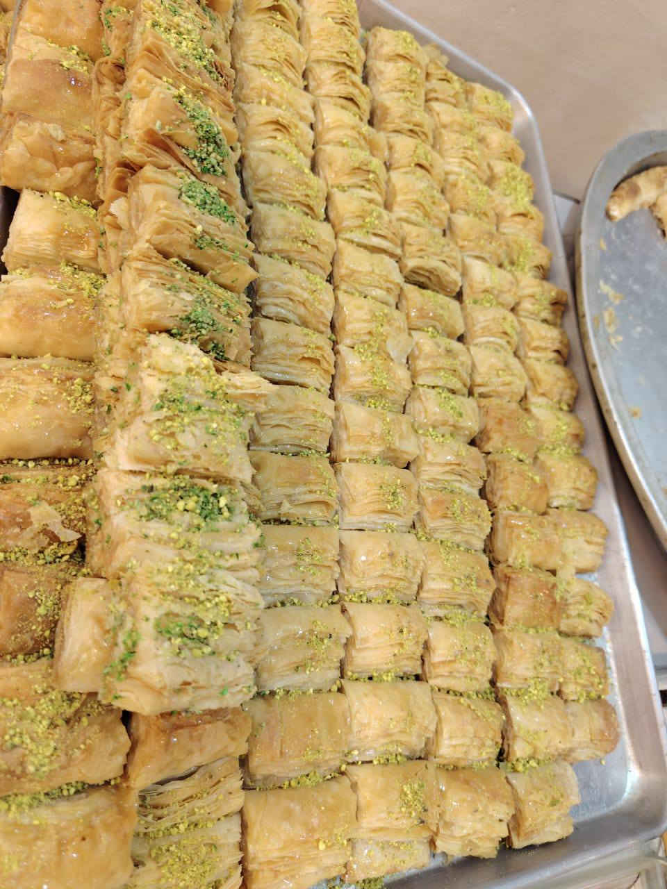 #حلويات_ومعجنات_المنار 
🌙✨ بعد يوم #صيام طويل… لازمها تحلية تفرّح القلب ✨🌙
متوفر عدنا أطيب #الحلويات الطازجة يومياً 🍯🥮
#بقلاوة فستق، #شعرية محشية، #زلابية مقرمشة، وأصناف متنوعة تفتح النفس 😍
طراوة… قرمشة… ونكهة أصيلة 👌
وتحلى بعد الإفطار مع الأهل ولمّة الأحباب ☕💛
لا تفوّتون الطعم اللي يرجعكم تاخذون صحن ثاني 😉

📩 للطلبات #راسلونا_واتساب 📞 [  *********** ]

#عنوان_المحل : [#حلة / #سيف_سعد #حي_الرضا { #خط_النفط } محلات محطة الغاز الوردية مجاور مأكولات هم هم ]
