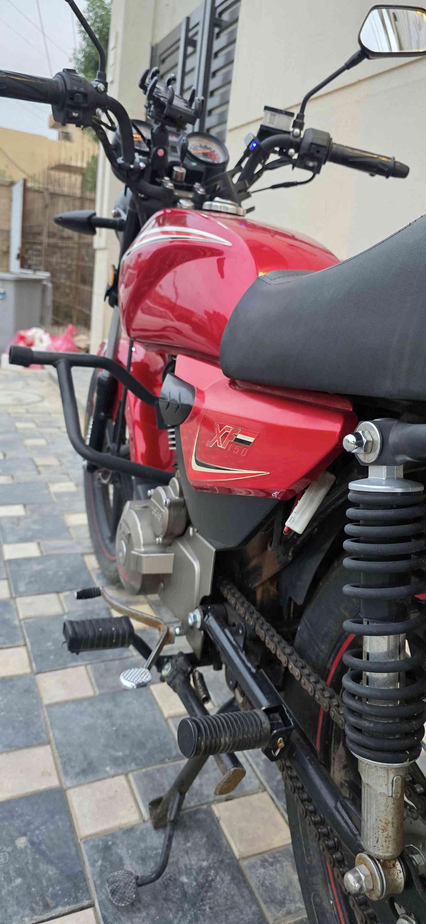 السلام عليكم ورحمة الله وبركاتة
دراجة شاينك 2023 للبيع 
الدراجة مرقمة بغداد بيها لوحات ثنين انلكيزي
الدراجه ماشية 10 الاف حقيقي 
الدراجة نضيفة جدأ مداريها بالدهن ومامتعبها وتجي تشوف بعينك وتفحص 
الدراجه وياها زوج تايرات واقية طين 
والسنويه بسمي ثاني يوم التحويل 
السعر 1750 وبيها مجال 
العنوان بغداد حرية 
للاستفسار واتساب او ***********
