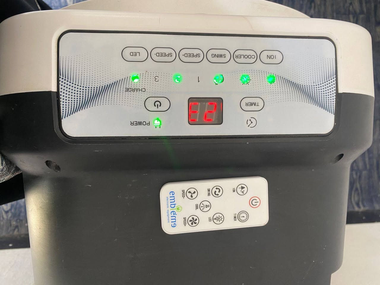 السلام عليكم اخوان... مبردة شحن وكهرباء امبليون الماني اصلي وامبليوم شركة معروفة.. مواصفتها
شحن يدوم6الى7ساعات
تشتغل عن طريق الريموتتحكم والدكم 
حلفات سليلوز يعني ماكو اي رطوبة
دفعها تقريب5امتار 3سرع
ينشدلها باتري خارجي نفس ماموضح ورة المبردة احمر وسود تشد باتري خارجي شوكت ماتريد اضافي للباتري مالها يعني تكدر تشغلها حتى15ساعة
بيها اضاءة لونين ابيض وشمسي
شباك دوار 180 درجة يفتر يعني يشتغل الشباك مع المبردة ودكمة
.. ملاحضة المبردة صار سنة مشتريها.. سعرها 125 بيها مجال قليل بطارية جديده كارتون.. بيها كسر كلش قليل ولامأثر ابد ع مبرده كسر ورة مبردة ولامبين ابد.. يفيد المحل او مطبخ او اطفال.. للعلم سعرها 170الف


**إذا كنت صاحب هذا الإعلان وتريد حذفه لأي سبب، رجاءا أرسل رسالة إلى الدعم الفني**