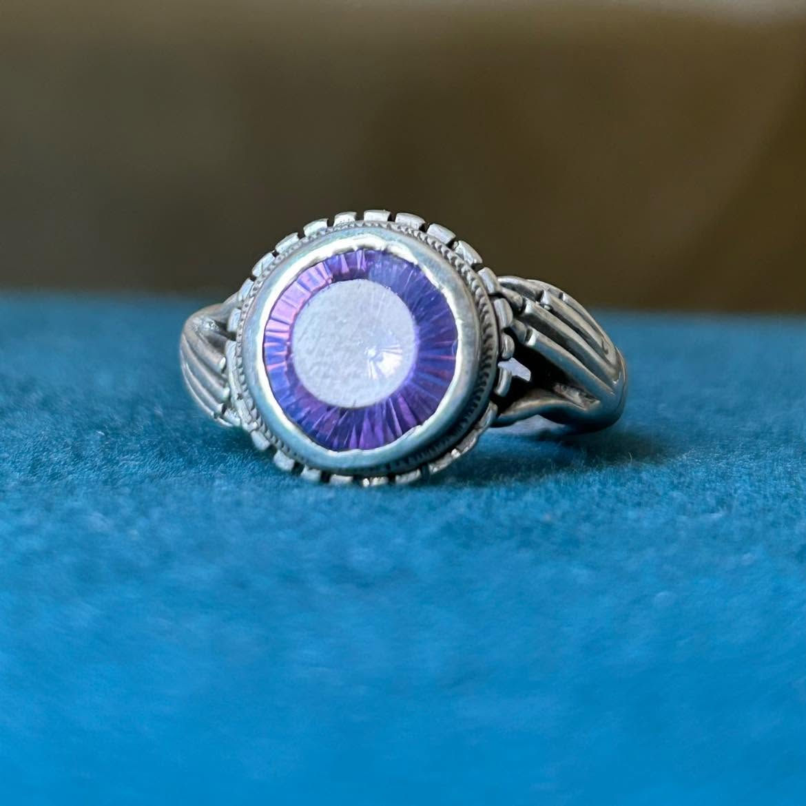 خاتم💍رجالي فضة مرصع بحجر الجمشت البنفسجي الزاهي بصياغة مميزة كفوف على جانبي الحجر 
قياس ١٩.٥ 
للطلب و الاستفسار مراسلة الصفحة 
او على رقم واتساب ***********
