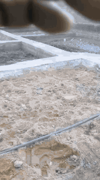 قطعه 100 متر گهرباء ومي وتبليط سند 25 رگن  ؏ شارعين الـسعر 30 وبيها مَ...