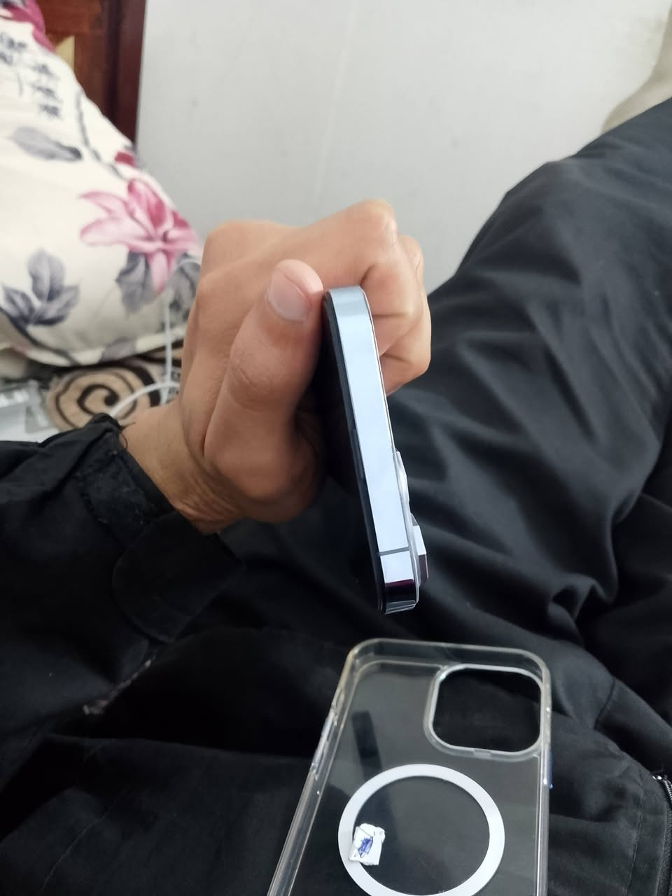 ايفون 13 بروماكس  للبيع
ذاكره 256 
بطاريه 85 بلادي 
هاذ تغليف اني مخلي اذا تريد اشيله وفحص وين متريد  وهاي اكو هيج كسرات  بل لزكه مو بشاشه 
مبدل فقط شاشه نضافته كلش حلوه استخدام شخصي نموذج  Mمحتاج اريد ابيعه    سعره 580  مكاني مدينه صدر 
***********
