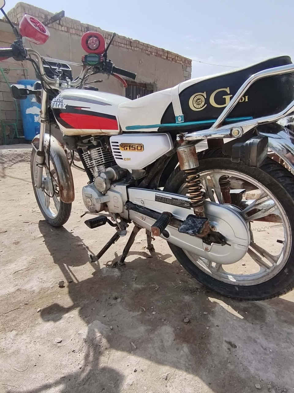 سلام عليكم دراجه ايراني سيفان للبيع دراجه نضيفه 
كهربائيات شغاله كلشي شغال محرك مجفت بس نضيف ونشط مكفوله للبيع االسعر 450 قفل للستفسار *********** مستعجل عل بيعتها
