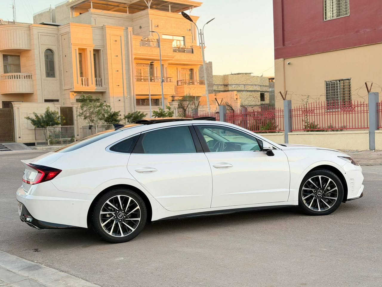 سلام عليكم سوناتا للبيع موديل 22وارد امريكي حادث مابيها فقط دعاميه فول مواصفات واحد على واحد  مكينه 1600تيربو جهازه من كلشي مكاني البصره الزبير 
السعر 175
*********** مكلف بنشر
