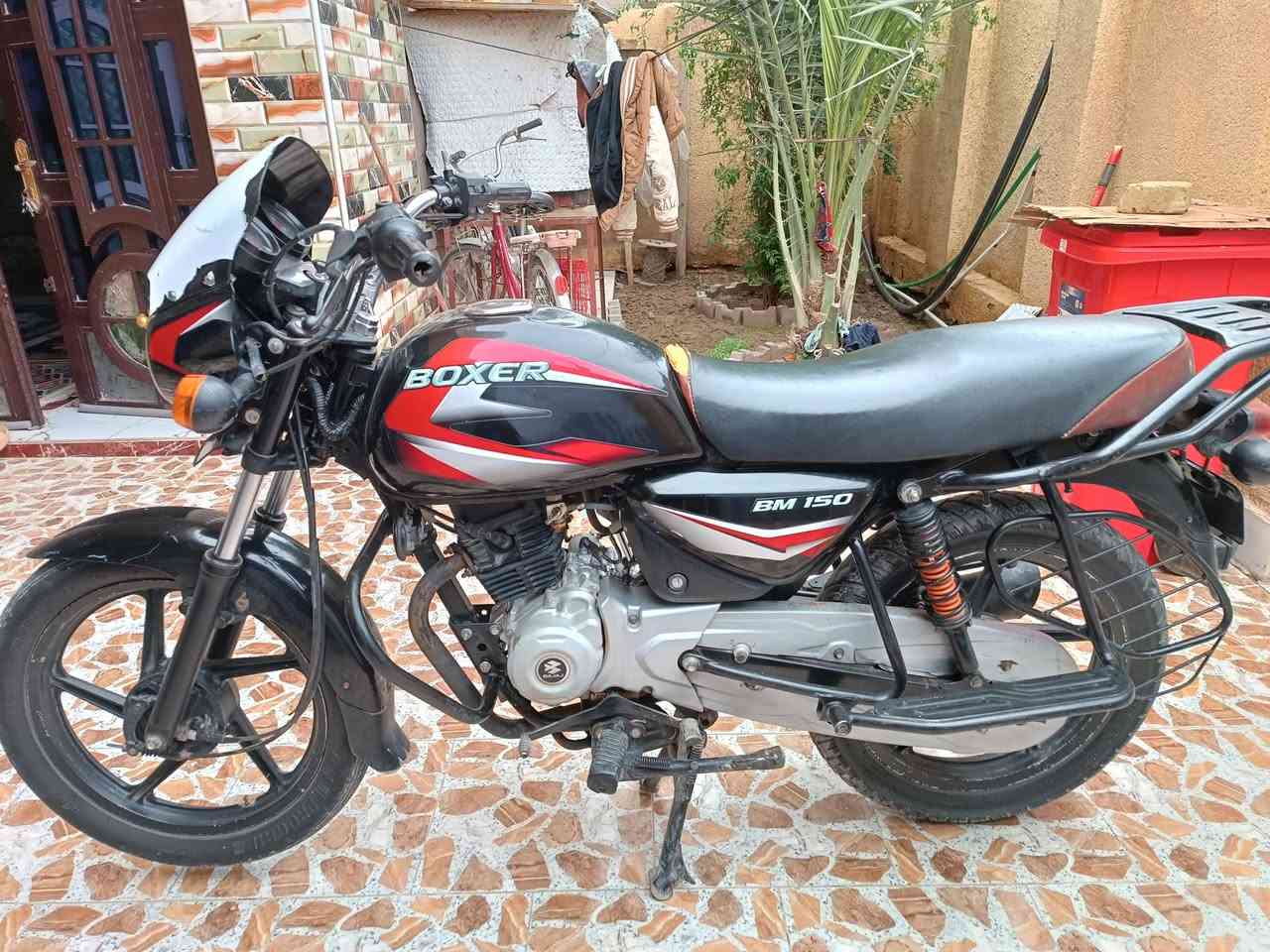 السلام عليكم دراجه بوكسر للبيع موديل ٢٠ نضيفه سعره ٩٧٥ وبيه مجال اليريده ايدك ***********
