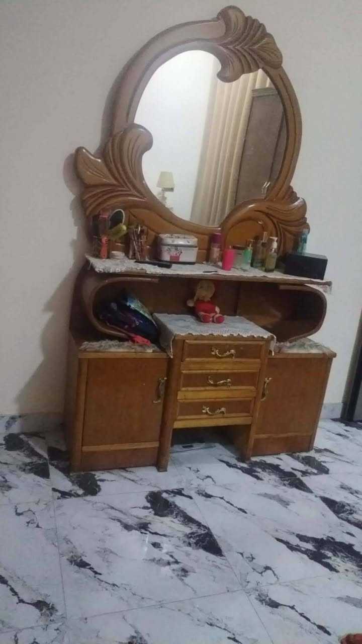 غرفه للبيع ٥٠٠ وبيها مجال بعقوبه ***********

