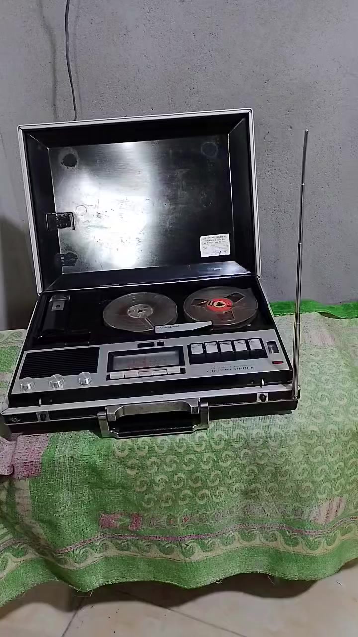 البيع لحساب الغير لاعلي سعر  التقييم بما يرضي الله 
والبيع لاعلي سعر في التعليقات  انا من مصر 
صنع في اليابان بواسطة مؤسسة Crown Radio.
شغاا راديو ممتاز  ونقاء صوت رهيب 
الريل شغال ولاكن محتاج سير السير ضعيف


**إذا كنت صاحب هذا الإعلان وتريد حذفه لأي سبب، رجاءا أرسل رسالة إلى الدعم الفني**