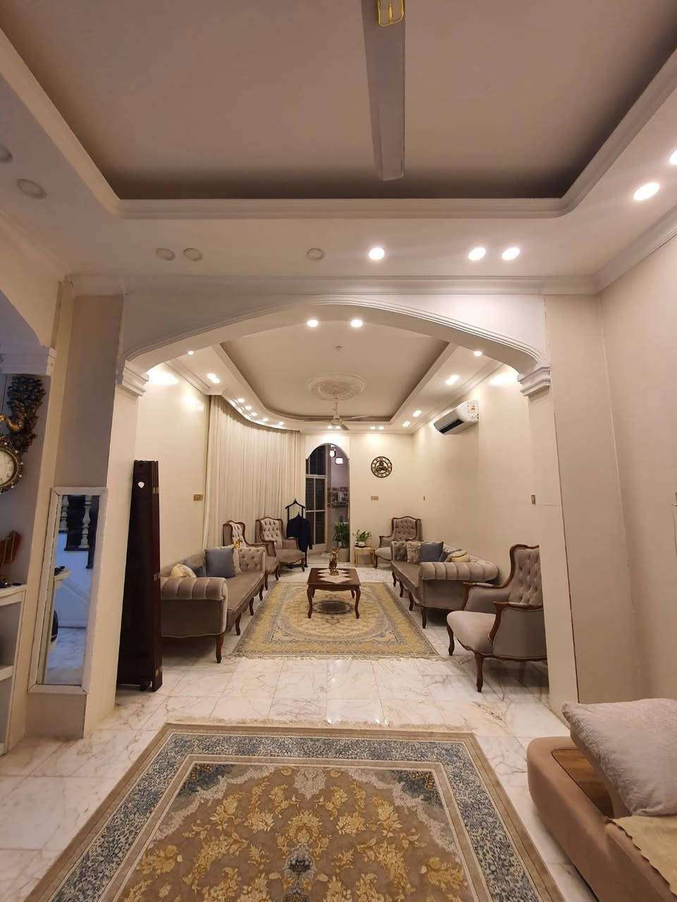 #بيت_للبيع 
الموقع : باب طويريج عمود ٣٣ ( عكد بليبل ) 
المساحه : ١٠٠ متر واجهيه ٨ متر 
المحتويات : طابقين ٢ غرف نوم مطبخ صاله استقبال مجاميع صحيه 
السعر : ٢٢٠ مليون 
رقم اتصل + وتساب 
***********
