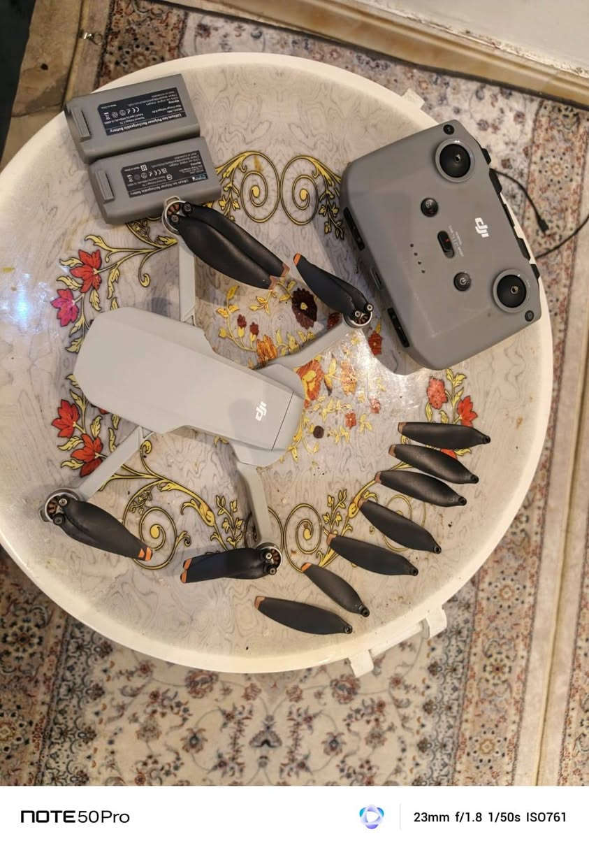 ادوات تصوير
سلام عليكم
توفرت ميني تو  بطاريات عدد2
مع جويستك مع 7 ريش اضافيه
..........
 مابيها اي شي تطير وتصور
 اما عن جنطه نيو موجوده هم. جويستك سمارت تخلي بيها او عادي ماكو اي اشكال جماعت نيو وان
سعرها15الف قفل
..... اما بل نسبه للعدسه مال كامره نيكون الاصليه
***********
تواصلو وياي اكو توصيل للعدسه وللجنطه اما الدرون ما اكدر عنواني بصره
