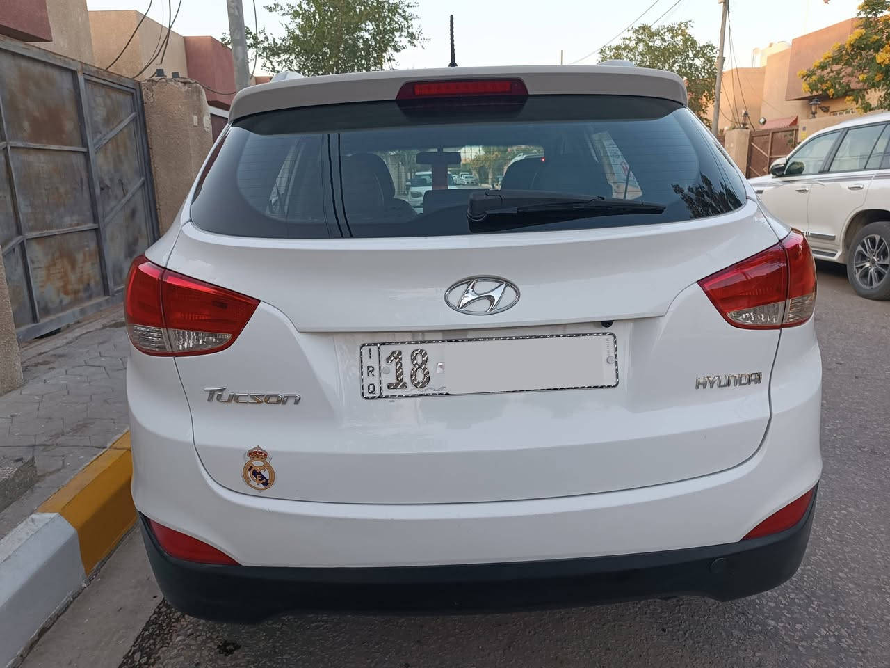 السلام عليكم 
هونداي توكسان للبيع خليجي موديل 2015 رقم بابل دولي مشروع وطني سنويه مجدده 2028 بأسمي تحويل مباشر مواصفات السياره محرك 2000 دوش المرغوب لايت لد عدسات أشاير بالمري ويل كروم تحكم أستيرن دبل أيرباك شاشه كبيره لمس سايد بريك بالرجل كامره خلفيه تبريد قطعتين داخل قرميدي +صاج دوشمه الكشنات جلد أصلي أرضيه مغلفه جلد كير محرك حداديه كهربائيات تبريد ثلج تدفئه تخم تاير بطاريه جديده سياره جاهزه أي نقص مابيه يوجد صبغ باب عكس السائق كما موضح بالسونار المرفق بالمنشور 
السعر النهائي / 159$ 
العنوان/  كربلاء المقدسة 

للأستفسار الأتصال على الأرقام 
***********
***********
غير متواجد على الفيس
