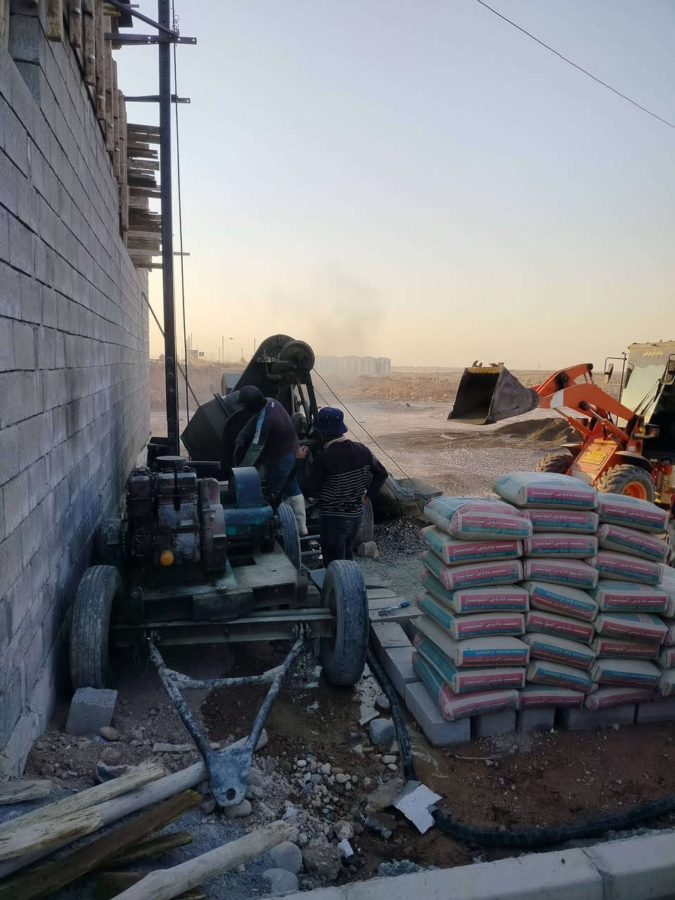 🏗️ مستمرون بالإنجاز.. صبة سقف جديدة بهمة الأبطال! 🏗️
بفضل الله تعالى، باشرت كوادرنا اليوم بأعمال صب سقف أحد المنازل التي نتشرف بتنفيذها، والعمل مستمر على قدم وساق منذ ساعات الصباح الأولى! 💪
👷‍♂️ أبطال الصبة في الميدان:
جهود استثنائية من عمالنا الأبطال في موقع العمل وعمل متواصل على "الخباطة". نحن نحرص على استخدام أفضل المواد (سمنت بادوش) والخلط المباشر والدقيق لضمان تجانس الخرسانة بأعلى المعايير، لنضمن لكم متانة وقوة لا تُضاهى وسقفاً آمناً يعيش لسنين طويلة.
📍 موقع العمل: الموصل - حي القدس (تقطيع المقبرة).
✨ مكتب الوليد للمقاولات.. أساس متين، وبناء يبيض الوجه!
خطوة بخطوة، نبني أحلامكم بأيادٍ أمينة وخبرة موثوقة. هل تخطط لبناء منزلك أو مشروعك القادم؟ نحن هنا لتحويل المخططات إلى واقع!
📞 للاستفسار وتفاصيل العمل، تواصلوا معنا عبر:
رسائل الصفحة 📩
أو الاتصال على الرقم: [*********** و *********** ]
#مكتب_الوليد_للمقاولات #مقاولات_عامة #صبة_سقف #بناء_منازل #الموصل #حي_القدس #تقطيع_المقبرة #خباطة #عمال_بناء #إعمار_الموصل #سمنت_بادوش #تنفيذ_مشاريع

