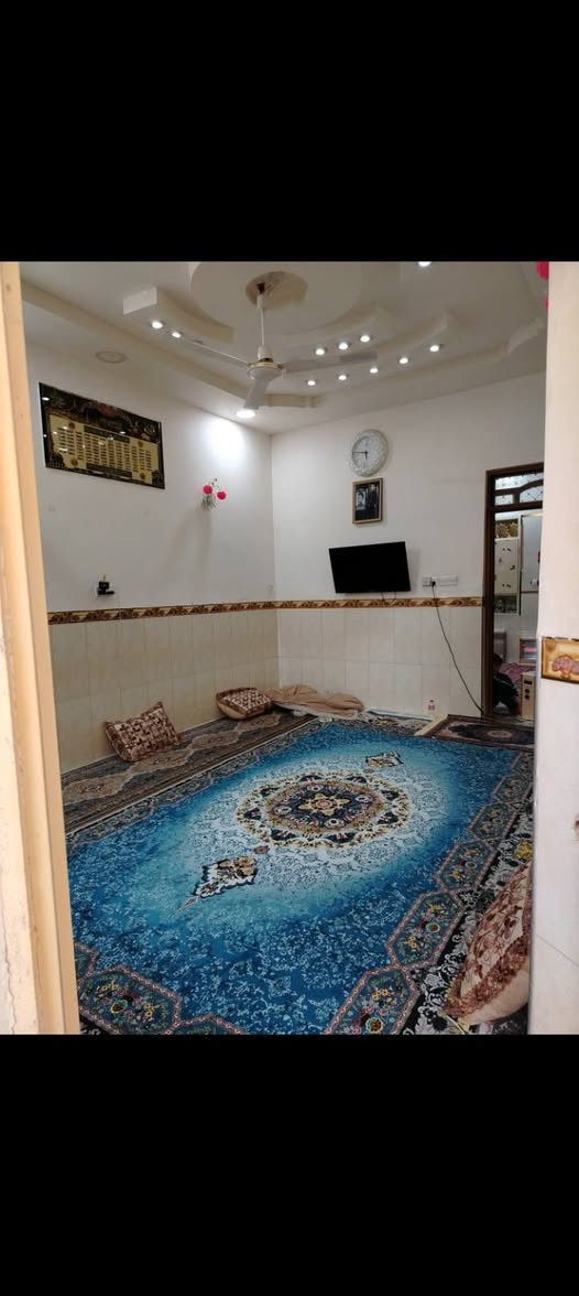 سلام عليكم
بيت للبيع 🛑🛑
طابقيين المساحه حه ١٣٨ ونص 
الطابق الأول استقبال غرفه وحمام ومنور ومطبخ بارد وحار
الطابق الثاني غرفتين وغرفه  وصحيات كامله ومنور
الموقع الماجديه شارع الملعب
للاستفسار
شارع 20
***********
