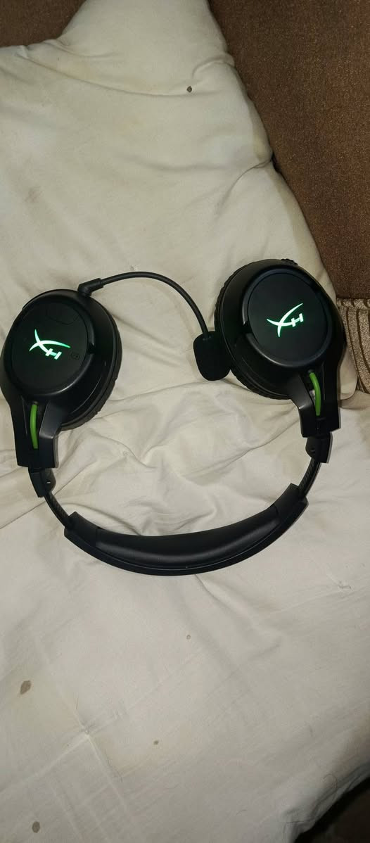 السلام عليكم هايبر اكس كلاود فلاي وايرلس RGB اخضر مايك خيالي تنشحن ساعتين او ساعه ونص تنطيك ٣٠ ساعه بدون اضائه و١٨ ساعه مع الاضائه فقط احد المخدات الجلد مسحته بيدي طلعت الاقماش لان شويه ذبت من الجلد وما حبيت مظهره فزلته المهم اني استخدمه على الاكس بوكس لعبة ببجي انطتني اداء ٧ من عشره سمعت بيه فديو tgltn لاعب البيسي اسمع تقريبا من سبع جهات بصوت واضح بنسبة ١٠٠ بالميه  حته المسافه مضبوطه فما اعرف الاداء الاقوى مالته بل pc او لا وعندي زم ابكس وماوس m800 pro وايرلس تشحنه مره وحده يكفيك ٥ ايام تقريبا وكيبورد ميكانيكي ريد سوج اعتقد حجم ٨٠ يمكن الي يفيده شي من هذول يكلي مكاني بابل


**إذا كنت صاحب هذا الإعلان وتريد حذفه لأي سبب، رجاءا أرسل رسالة إلى الدعم الفني**