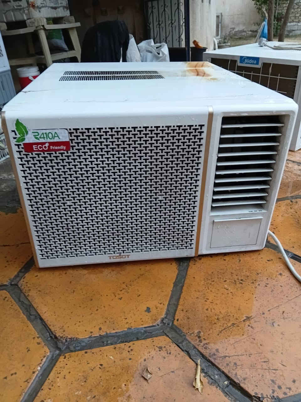 السلام عليكم. مكيفات للبيع العدد ٤   /٣ قطع نوع ميديا وواحد نوع توسوت مستعملات موسم واحد تدفئة تبريد حجم ٢ طن نظيفات جدا سعر الواحد ٣٥٠ مع مجال قليل جدا شرط الفحص الاتصال واتساب ***********
