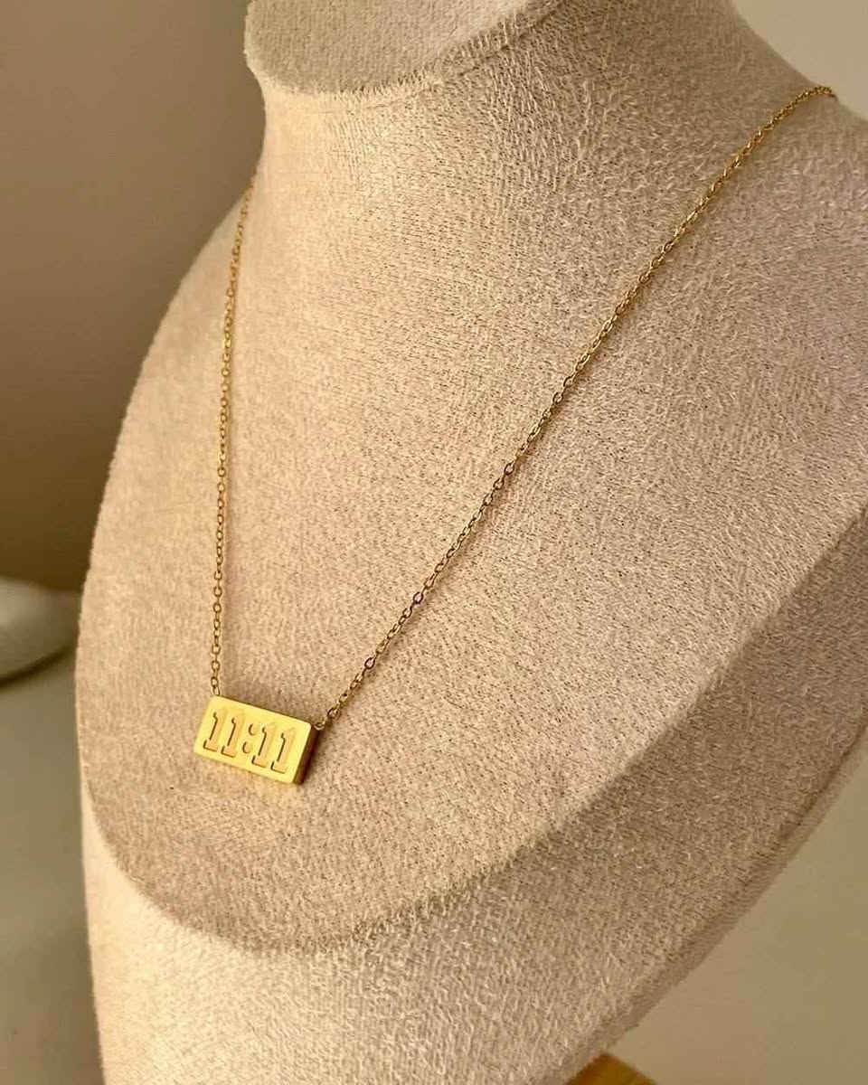 توفرت من جديد الحفر الأصلية 💕

قلادة الوقت المميز 11:11
وقت الامنيات 
11:11 منو ميحب هالوقت 😍
قلادة وقت تحقيق الاماني  🤍✨
طلاء ثابت مدى الحياة
جودة عالية
توفر بلونين الذهبي والفضي 

، 11:11، رمز الصحوة والتنوير.
ووفقاً لعلم الأعداد، فإنَّ العدد 11 يمتلك صفات الصبر، والصدق، والروحانية، والحساسية، والحدس وليس مثالياً وحنوناً. هؤلاء الناس الذين ينتمون إلى الرقم 11، يعملون على مستوى مختلف من الطاقة. و11:11 تحثنا على الالتفات إلى قلوبنا وحدسنا الداخلي. إنها بمثابة دعوة للاستيقاظ وعدم تفويت الفرص المتاحة في هذا العمر. ويمثل عدد 11 أيضاً الرؤى والإبداعات الفنية والاختراعات والابتكار، والوفاء، والاستقلال، والإنجاز، والحب والانسجام والتوازن. وهو علامة على أننا أكثر انسجاماً مع الطاقة التي تتدفق في الوقت الراهن، والتي يمكننا استخدامها لنندفع أكثر في رحلتنا.
وقد صاغ مصطلح "التزامن" كارل يونغ وأوضح أن الحوادث العادية هي أكثر من مجرد "مصادفات متكررة" وتظهر على وجه التحديد لتبين لنا الحقيقة وراء العالم. انتظر حتى تدق الساعة 11:11، وراقب مدار الساعة لدقيقة كاملة ثم اغمض عينيك وتمنى أمنية مبهجة لمستقبل أكثر إشراقاً وسحراً. لحسن الحظ، لديك فرصة حدوث ذلك مرتين خلال يوم واحد.
نوع المعدن. ستل ستيل طلاء ثابت مدى الحياة جودة عالية
متوفرة باللونيين الذهبي والفضي 💛  
🚘يوجد خدمة توصيل لجميع محافظات العراق🚘 بغداد, العراق


**إذا كنت صاحب هذا الإعلان وتريد حذفه لأي سبب، رجاءا أرسل رسالة إلى الدعم الفني**