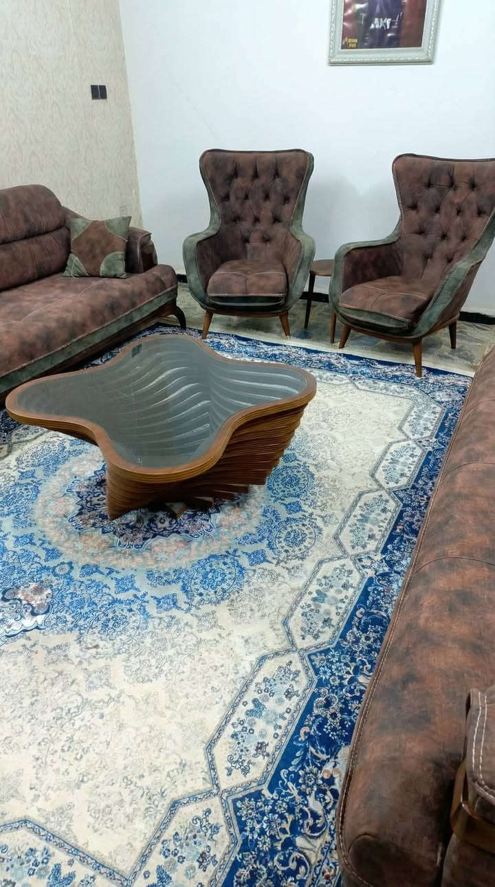 تخم قنفات كامل نوعية جيدة 🛋️
حجم جبير ووزنه ثكيل يتحمل ضغط، ويضيف لمسة فنية للبيت،
​التخم مثل ما واضح:
🔸 قطعتين كبار.
🔸 4 كراسي صغار.
🔸 طبلة كبيرة وثلاثة صغار. 
​📍 العنوان: الديوانية - دور حجي هندي.
💬 السعر خاص وبي مجال للشراي، تواصل واني خادم.
📞 ***********
