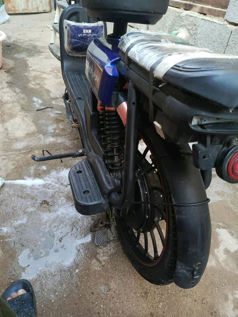 دراجة كهربائية بحالة جيدة جداً، مناسبة للتنقل اليومي. تحتوي على عداد المسافات الرقمي والخطافات الأمامية والخلفية لتثبيت الأمتعة. الدراجة نظيفة ومغسولة بشكل منتظم.