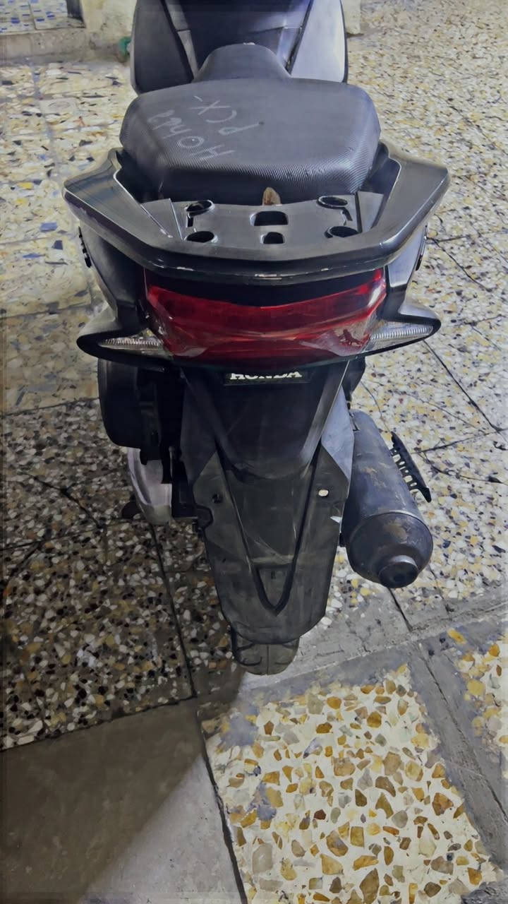 السلام عليكم pcx جيل الثاني 2015 حساس ادزحام حساس استاند كهربائيات كلها شغاله السعر 1500 رقمي ***********عنواني بلديات
