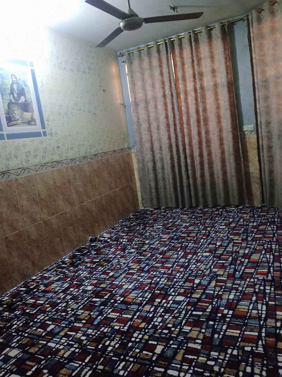 سلام عليكم بيت للبيع  قاط واحد مساحه ١٠٠ نضيف جدا مكان الحسينية شارع ابو سمير استفسار عل رقم ***********
