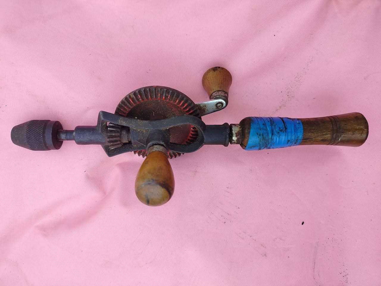 السلام عليكم متاح دريل يدوي انتيكه قديم مكاني بغداد المعامل ***********
