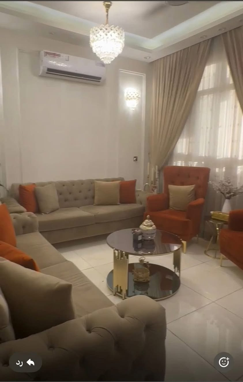 حي البساتين منطقه الضباط قرب سريع محمد القاسم والقناه المساحه 50متر  ثلاثه طوابق ويحتوي ع 3 غرف نوم وحده سويت وستقبال ومطبخ وحمامات 3 الواجهه 5 والنزال 10 بناء سنه 2023 ويحتوي ع تشجير مقابيل البيت ونوع العقار طابو
لمعرفه الاتفاصيل اكثر الاتصال على هذه الرقم
***********
