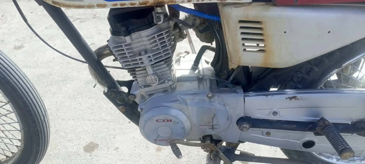 السلام عليكم عيني شباب هاي دراجه للبيع دراجه كامله مكمله دراجه حلوه ونظيفه تجي تشغل  وتطلع السعر 275 وبيها مجال خاص موجود وهذا رقمي *********** المكان بعقوبة دور معسكر سعد
