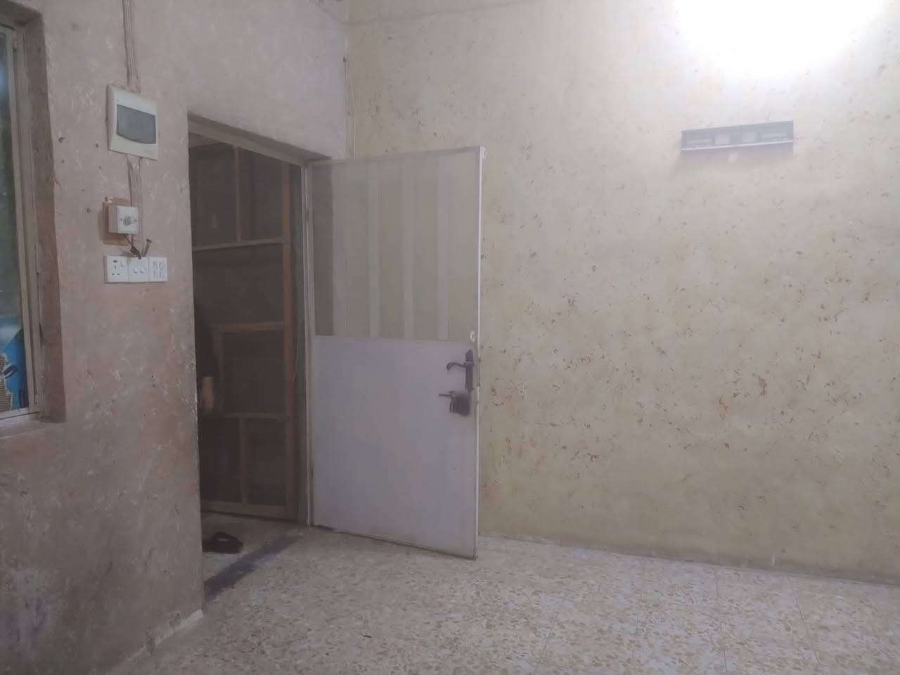 سلام عليكم يوجود بيت اللايجار جاهز ماعايز كلشي وياه  تانكلي ماي وياه هم كيزر مغسله بيت نظيف اكثر من بالصوره موقع المحااويل قريب على مدرسه فاو وهم قريب على مركز شرطه المحاويل يجار البيت 175 بيهاا مجال ***********
