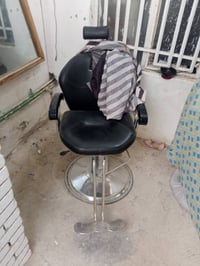 كراسي حلاقه واحد جديد واحد نضيف للبيع السعرهن ٢٥٠وبيهن مجال قليل جدأ م...