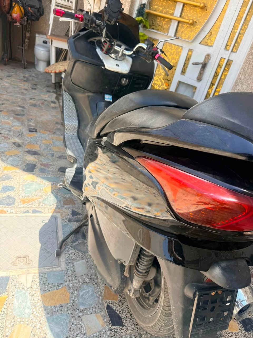 للبيع فورزا08 مفتوحه. بس مجفته تجفيت اصلي رمبه.  دراجه بيه شي واحد بس لو فيت بم لو جويتر بس هيه تشتغل مابيه شي  بس تجي ساعات شويه متشتغل وره مده قصيره ترجع طبيعي  واني ما اعرف بيهن. وعندي شغل. تجي انته تكلبهه وتشوفه  اوراقه جاهزه  ابيع كوم حديد.  حط السعر الي يرضي بي الله 
 بغداد حي النصر شارع السياحي
***********
