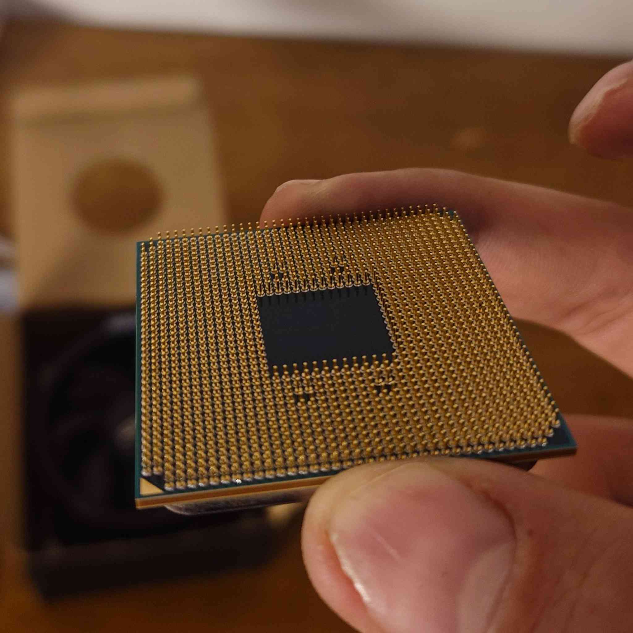 معالج من الفئة المتوسطة Ryzen 5 PRO 4650G مستعمل مع مروحة التبريد الأصلية
السعر: 80 ألف دينار
النظافة: 90% مثل ما مبين بالصور
 شغال 100% بدون أي مشكلة
يحتوي على كرت شاشة مدمج (Vega)
مكاني كربلاء -اكو توصيل 
🔹 Ryzen 5 PRO 4650G
Model: AMD Ryzen 5 PRO 4650G
Cores / Threads: 6 Cores / 12 Threads
Base Clock: 3.7 GHz
Max Boost Clock: Up to 4.2 GHz
Integrated Graphics: Radeon Vega Graphics
Socket: AM4
TDP: 65W


**إذا كنت صاحب هذا الإعلان وتريد حذفه لأي سبب، رجاءا أرسل رسالة إلى الدعم الفني**