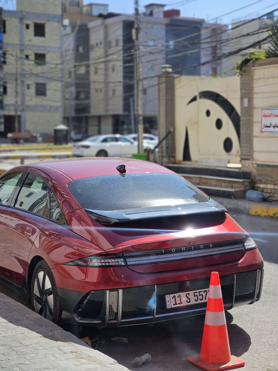 ​للبيع: Hyundai Ioniq 6 (شبه زيرو) او مراوس محتاج فرق 
الموديل: هيونداي أيونيك 6

​سنة الصنع: 2024.

​المسافة المقطوعة: 5,800 كم فقط (شبه زيرو).

​البطارية: سعة كبيرة 77.4 kWh (المدى الطويل - Long Range).

340 حصان 🐎 

​المدى التشغيلي: تصل إلى 500 - 550 كم في الشحنة الواحدة فعلي وممكن يزود بسبب الشحن العكسي من التايرات 

​نظام الدفع: ( رباعي دبل ماطور ).

​الميزات التقنية المتطورة:

​نظام الشحن السريع: تدعم الشحن فائق السرعة (800V)، تشحن من 10% إلى 80% في وقت قياسي.

​ميزة V2L (الشحن العكسي): إمكانية تشغيل الأجهزة الكهربائية المنزلية من بطارية السيارة مباشرة.

​التكنولوجيا: شاشات مزدوجة قياس 12.3 إنش، نظام ملاحة متطور، دعم Apple CarPlay و Android Auto.

​أنظمة الأمان: رادارات أمامية وخلفية، الحفاظ على المسار، فرامل طوارئ تلقائية، كاميرا 

​حالة السيارة:

​السيارة بحالة الوكالة (نظيفة جداً).

​معتني بيهة كلش وشحنهة دايما عندي  (بين 30% و 80%) للحفاظ على عمر البطارية الطويل.

​بطارية AGM 12V أصلية من المصنع.

​الإطارات والبريكات بحالة الزيرو.

​الموقع: كربلاء.

السعر: (160$) بيهة مجال للشراي واذا مراوس اريد فرق بعد احسن 

السياره وياهة شاحن سريع ذكي 

رقم بغداد 

الحادث مرفق صورة 

رقم الشاصي 

KMHM34AC9RA068891

***********
