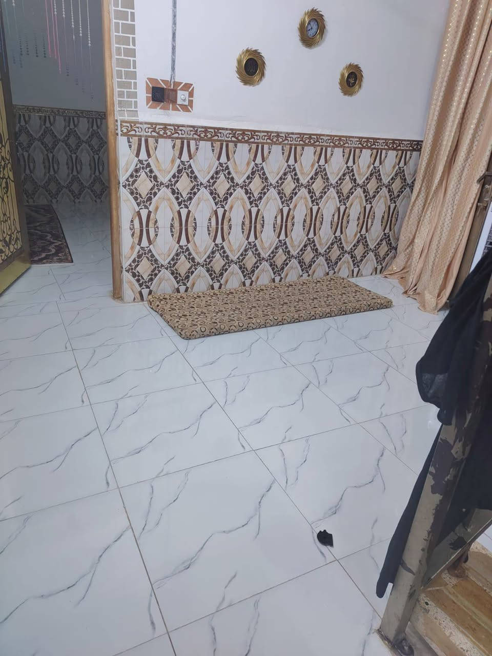 بيت للبيع المساحه 100طابقين الجوه غرفه وصاله ومطبخ وصحيات داخل وخارج واستقبال الطابق اثاني غرفه وصاله وتخاريج الرضيه كرانيت الحمامات سيراميك المطبخ سيراميك طارمه البيت كرانيت  البناء نص بلوك ونص طابوك ول طابق الثاني فرمستون سقف شيلمان البيت درجه أوله كامل مكمل البيت فول العنوان حي المنتضر وره اسواق فاضل الشافعي وره طاقه طاقه مال الكهرباء البيت حله من صور اي ضرر واي شي ماعايزه البيت مال جناي البيت فوك الفول الاستفسار ***********
