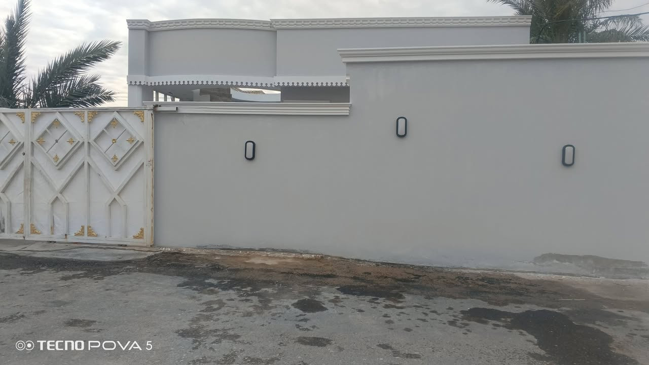 دار للبيع مساحه ٢٠٠ في منطقه الإصلاح شارع الجزيره السياحيه متوفر كافه الخدمات للاستفسار الاتصال ***********
