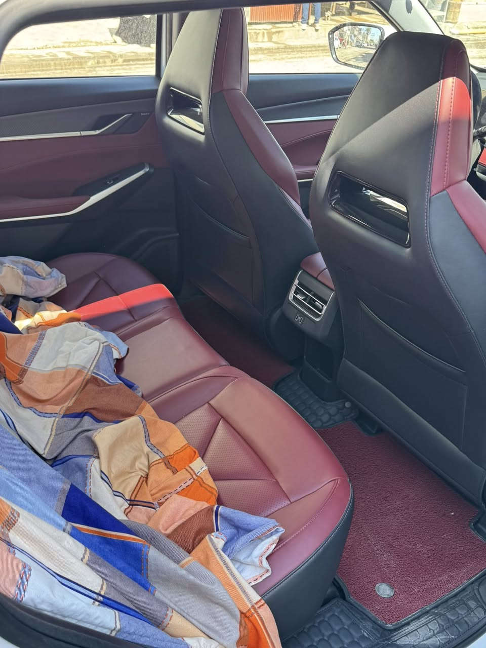 بیع اقساط. او نقدي
شانجان سي اس ٧٥ بلس-  Changan CS75 Plus
موديل2025  رقم بغداد
 ماشيه 1000كم استخدام قليل 
السيارة تحت ضمان الشركة  10 سنه
المواصفات :
192.67.32
محرك 2.0 Turbo ،ناقل الحركة  اوتوماتيكي
8 سرعات ايزن ياباني،مصابيح امامية و خلفية ليد،4 كاميرات و 12 حساس امامي و خلفي
مواصفات السيارة :
حمالات سقف،فتحة سقف بانورامية،صندوق خلفي كهربائي (620 لتر)،أنوار ضباب أمامية – هالوجين،كشافات ضباب خلفية،أربع مخارج للعادم،نظام تنبيه عن اقتراب سيارة من الخلف
شاشة معلومات وترفيه بقياس 12 بوصة وشاشة عدادات رقمية بنفس القياس، مع مكبرات صوت عددها 8 سماعات ومكيف هواء متعدد المناطق ومنافذ USB وتدعم المقاعد الأمامية ميزة التهوية. بجانب 6 وسائد هوائية مع عجلة القيادة
أنماط قيادة (عادي – اقتصادي – رياضي)
تحكم بوضعية المقود (يدوي)
التحكم بوضعية كرسي السائق بستة اتجاهات
التحكم بوضعية كرسي الراكب بأربعة اتجاهات
ذاكرة مقعد السائق
عرض محتوى الجوال على الشاشة
مثبت سرعة تفاعلي
ونظام مراقبة النقط العمياء وكاميرا بزاوية 360 درجة وشاشة قفل مركزي ونظام الدخول والتشغيل بدون مفتاح ونظام مراقبة النقاط العمياء ونظام تحذير التصادم الأمامي والخلفي ونظام الحفاظ على المسار وتنبيه الخروج عن المسار ونظام الإضاءة الذكي.
مثبت سرعة متكيف رادار ACC
ثبات الكتروني 
نضام السياره ذكي 
عنده القفل 
يغلق الابواب والزجاج  والبنراما تلقائي 

فرامل طوارئ ذاتية AEB

مانع انزلاق TCS
مساعد صعود المرتفعات HHC
مساعد نزول المنحدرات HDC
تحذير الاصطدام الأمامي FCW 
حساسات أمامية 
حساسات خلفية
التشغيل بضغطة زر
التشغيل عن بعد
نظام الخرائط
مراقبة ضغط الاطارات TPMS
كشف المنطقة العمياء BSD
تحذير مغادرة المسار LDWS
البقاء في المسار LKAS
بريك الكتروني EPB
أوتو بارك APA
توقف مؤقت أوتو هولد
استهلاك الوقود 13.7 كم/لتر
وتساب ***********
