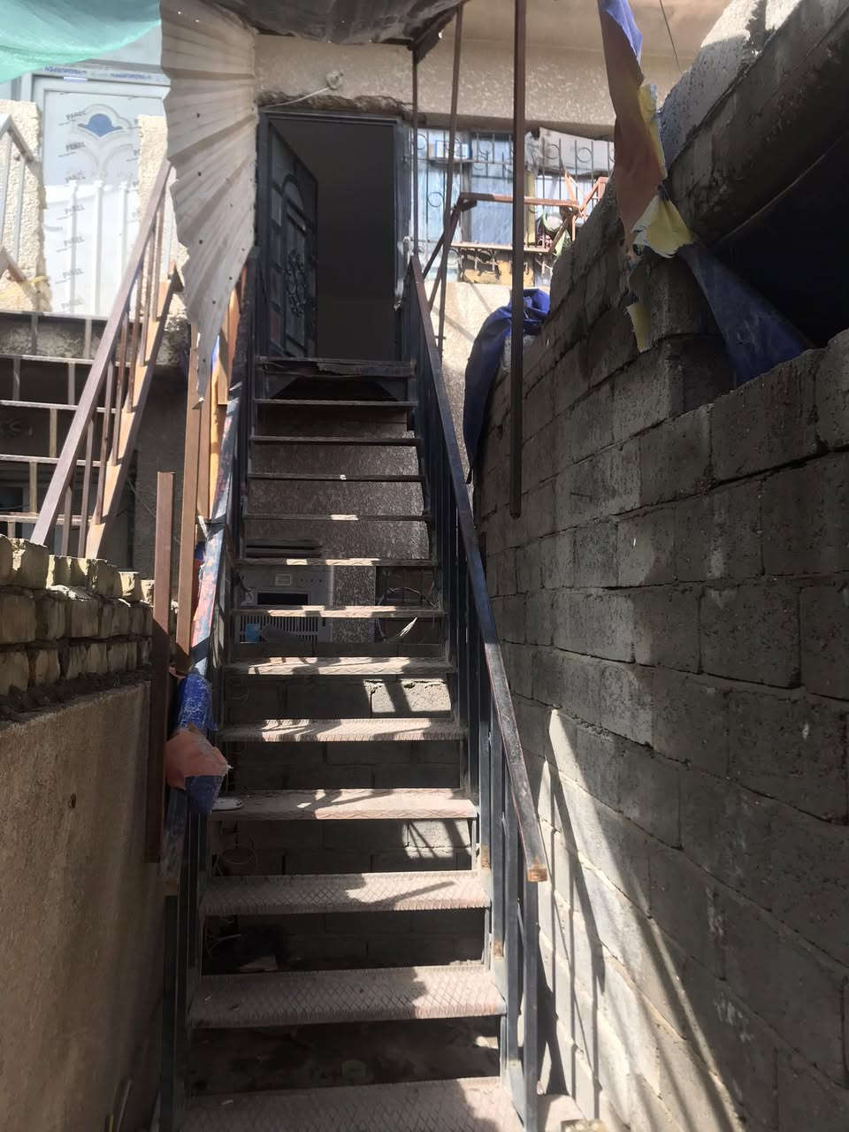 بيت للإيجار طابق ثاني مساحه 150 م2 تحتوي غرفتين وصالة وحولي مع الخدمات ، العنوان ابو دشير فرع حلويات سموري اول فرع على اليمين خلف سموري إيجاره 350 للتواصل موبايل *********** واتس أب ..
