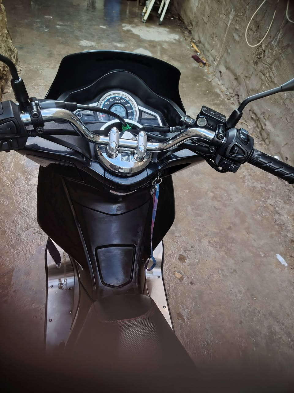 السلام عليكم دراجه بي سي اكس مال رمبه صاله اربع اشهر نزلته من الرمبه مكفوله كفاله عامه ياباني أصلي  *********** بغداد مدينة الصدر
