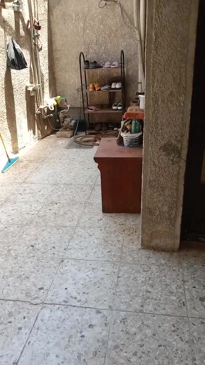 بيت للبيع هوه واثاثه مساحه 150نزال 20واجه 7ونص عنوان كرغوليه شارع البزل باقي المعلومات اتصل *********** يالله يالله
