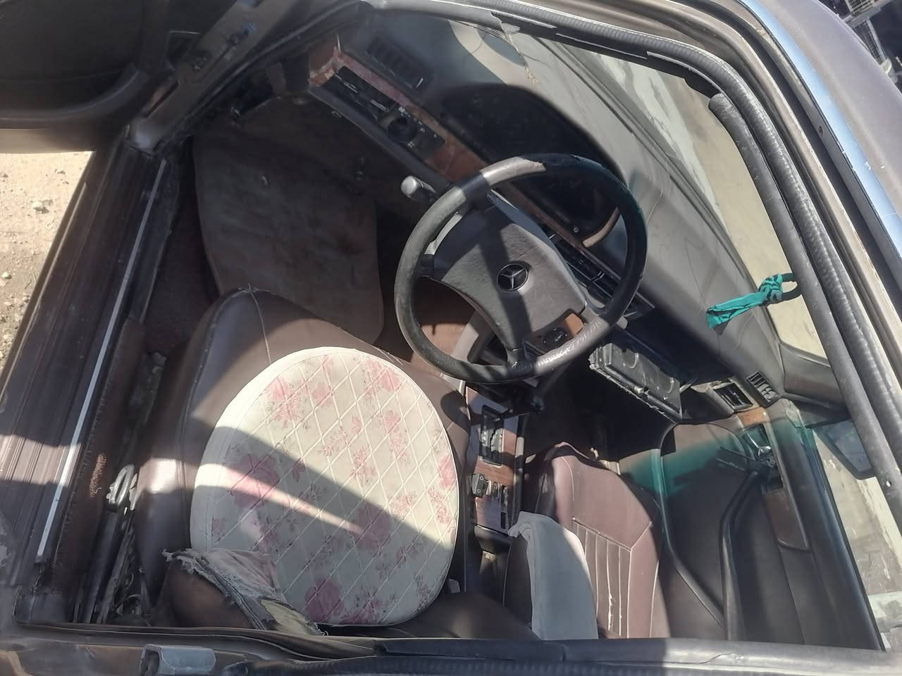 مارسيديس موديل 1991مكينه بلادي 300 رقم بغداد لون جوزي مكينه بيها بخار سعر 40 وبيها مجال اذا مراوس هم ترهم عنوان ابو دشير الدوره ***********
