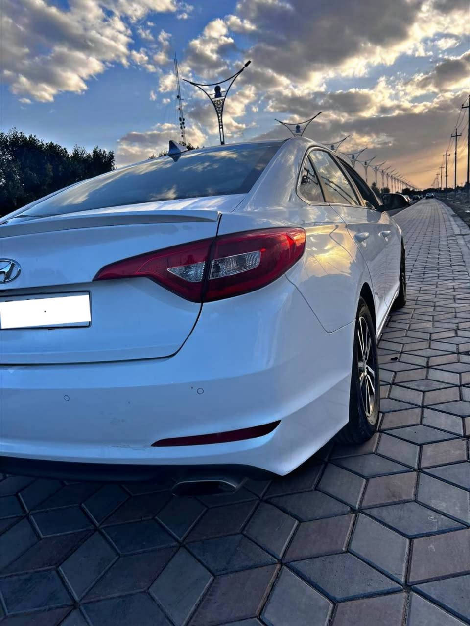 السلام عليكم
سوناتا موديل 2016
وارد امريكي 
كلين تايتل..
 . 
ماشية ( ٨٣ ) وقابله للزيادة. 
شاشة تحكم 
منظومة لايت عالي نوع led 
ليد  حاجب امامي كما موضح في الصور 
كاميرة خلفية دوارة 
حساسات خلفية 
ثلاث انظمة قيادة 
مثبت سرعة
تحكمات مقود جهتين واوامر صوتيه 
منافذ شحن USB ومخرج Aux
صدر امامي وخلفي جديد
تخم تايرات جديد
رقم شمالي الجديد.
العنوان.. ديالى 

..... 
🔺للأستفسار 
***********
