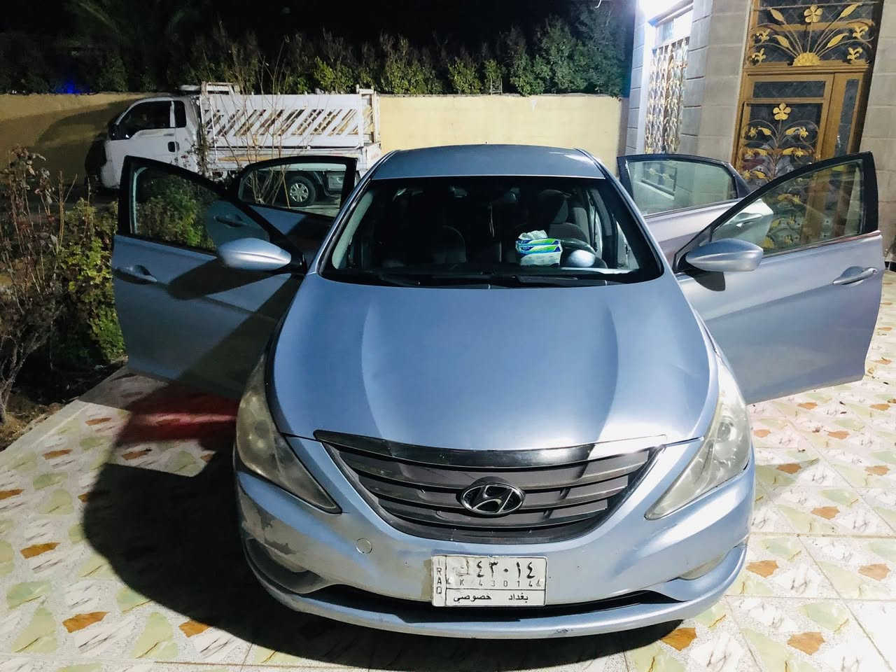 السلام عليكم  سوناته موديل 2012 رقم ابغداد إنكليزي  وارد امريكي حادثها بس بنيد سياره ماشيه 77 سياره ما متعوبه وسياره حلوه حداديتها نضيفه بيها شخوط كلش بصيطات مكاني كربلاء السعر 103بيها مجال ***********
