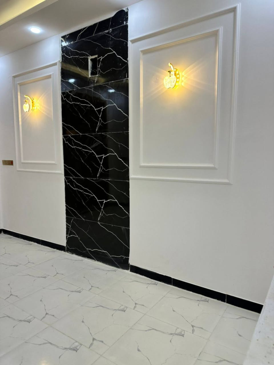 🫲السلام عليكم 
بلاش بلاش 
🏠بيت🏠 للبيع في النجف لاشرف حي النداء 

📐المساحه 100 م 

🔸منطقت 56 البيت قريب ع 60 العرضي لاول قريب ع 🔹موقف الكيات مكانه كلش حلو 

🧱اساس صب سكف صب طابوق نهروان  بناء درجة اولى 

يحتوي ع 

🔸استقبال صاله مطبخ غرفه نوم حمام توليت مكشوفه 
الطابق الثاني غرفتين وصاله وحمام وصطح 

⁉️لاستفسار اتصل او مرسله ع الخاص واتساب 

***********
***********
ابو زينب للعقار
