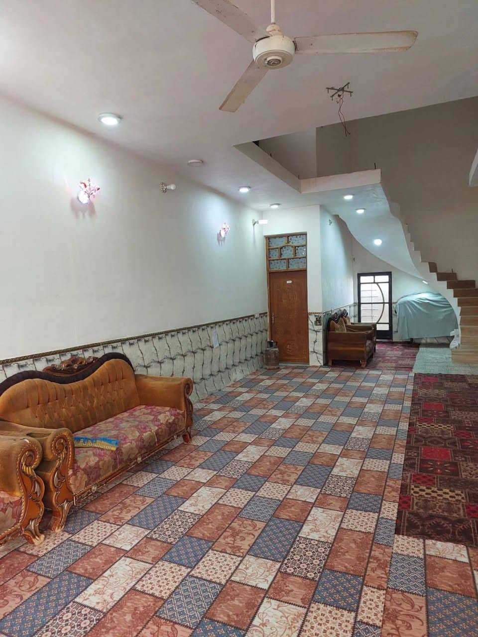 السلام عليكم 
بيت للبيع المساحة ٥٠٠م بناء درجة اولى طابوگ صب كونكريت خريطة كلش حلوه   الموقع  المعارة بالقرب من حسينية السجاد يبعد عن الشارع التبليط ١٠٠م للاستفسار الاتصال على الرقم ***********
