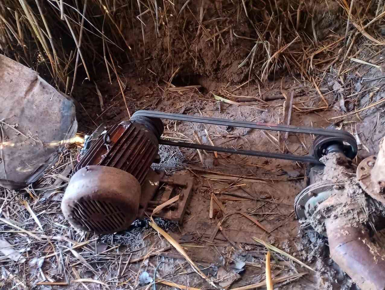 موطور كهربائي ٢٥حصان مع خنزيره ٤×٥ مع هندوري للبيع 
للاتصال ، ***********
