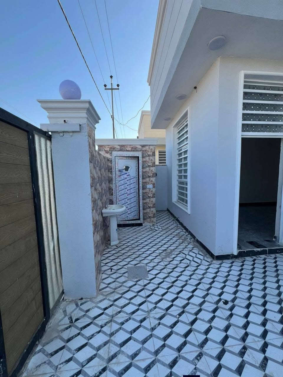 يا الله اليوم عندي عرض كلش مرتب
بيت 🏡 مساحه ١٥٠م على شارع عام 
يحتوي على ٢غرفه نوم 
وصاله وحمامات داخليه وخارجيه واستقبال 
وكراج شي مرتب بعد ستوه كامل على اخر حبه 
الموقع 
عرصات الحاج حيدر حجي هندي قرب مولده نصير حول الخصيمه الاستفسار اكثر الاتصال على الارقام التاليه 
***********
